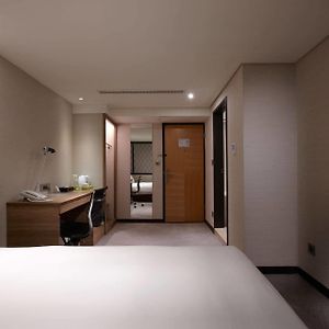 Standard Double Room no Window